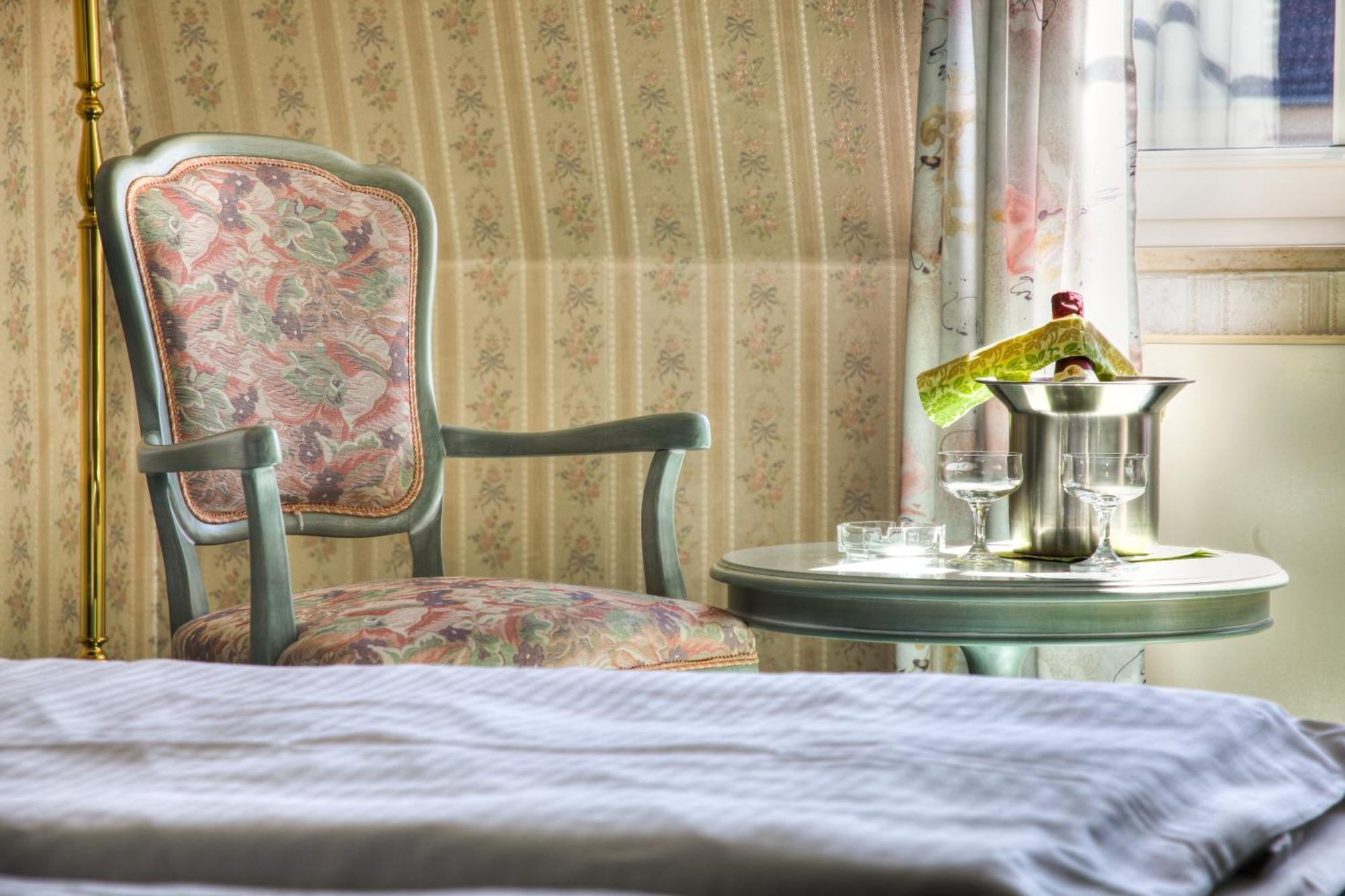 Hotel Am Markt Altentreptow Esterno foto