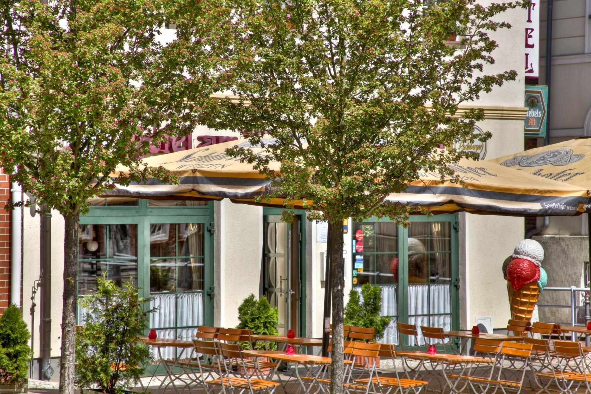 Hotel Am Markt Altentreptow Esterno foto