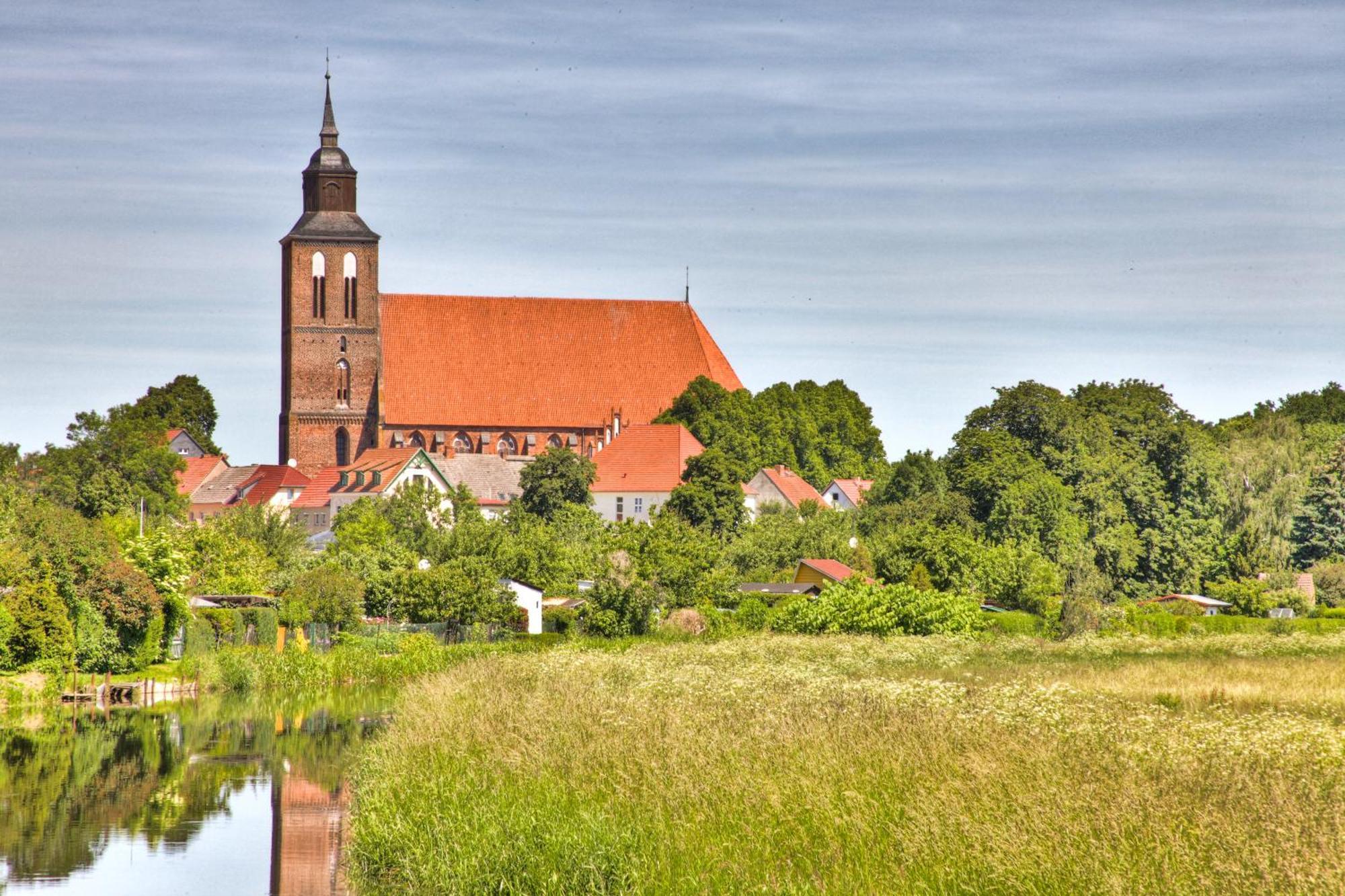 Hotel Am Markt Altentreptow Esterno foto