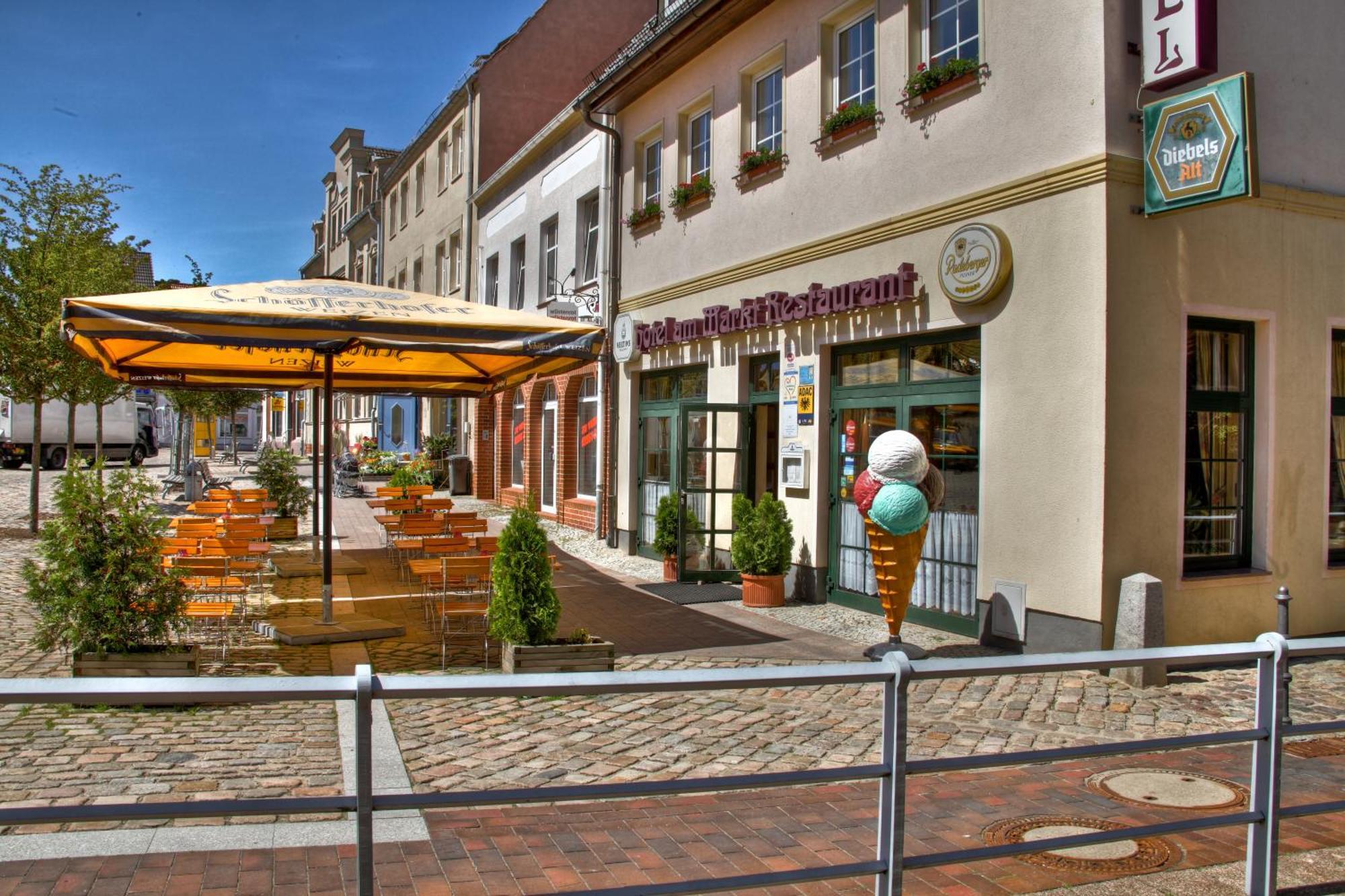 Hotel Am Markt Altentreptow Esterno foto