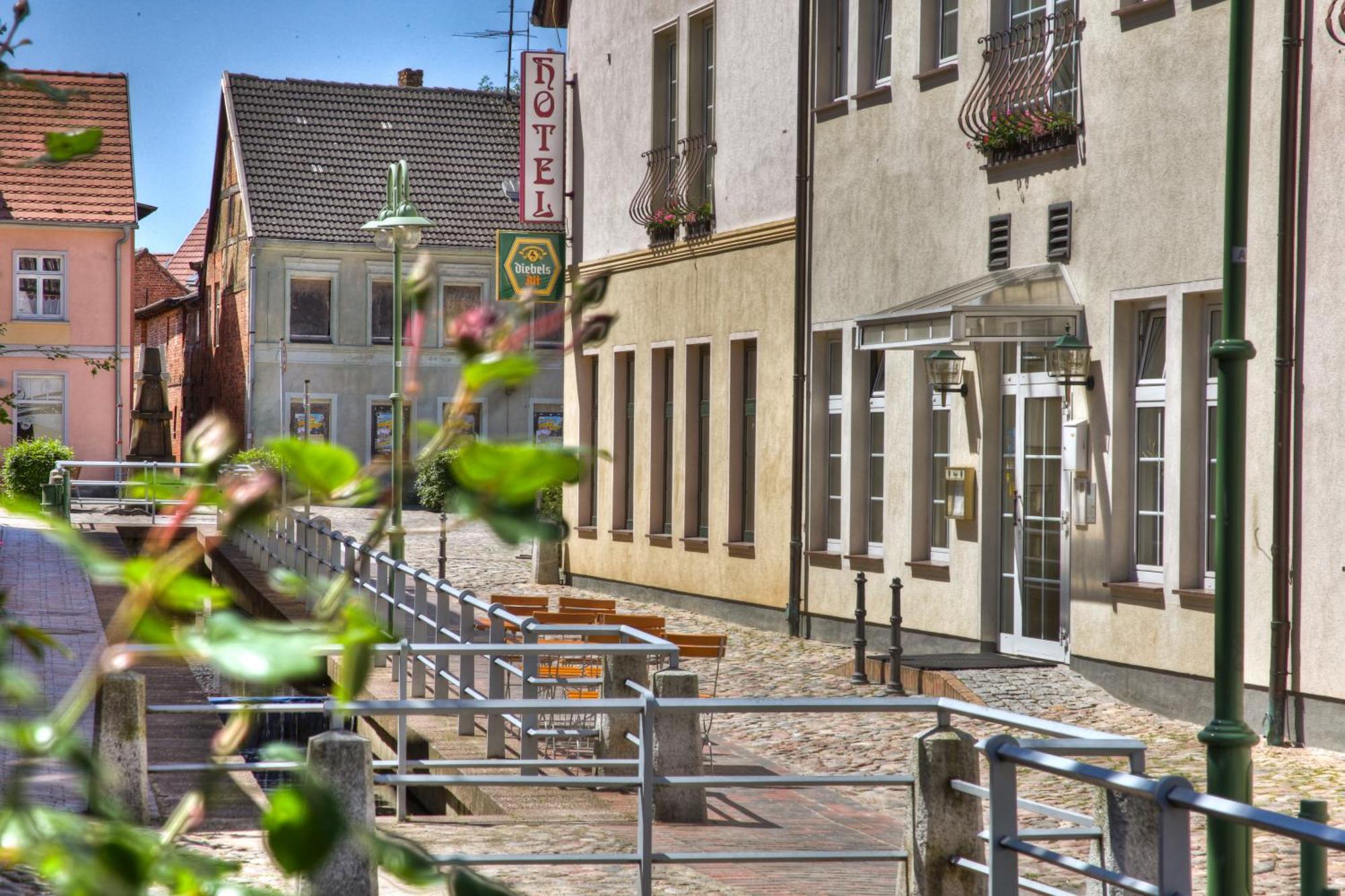 Hotel Am Markt Altentreptow Esterno foto