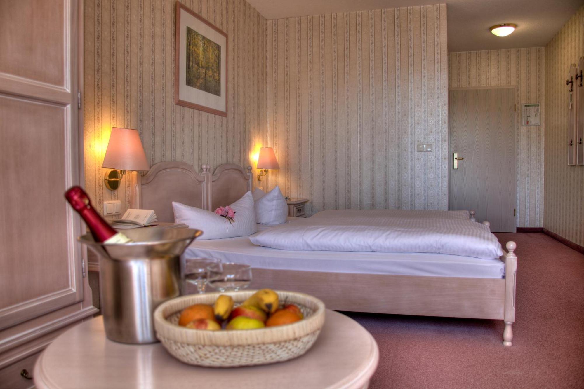 Hotel Am Markt Altentreptow Esterno foto